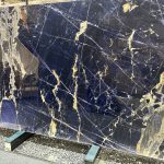 Granit z niebieskim sodalitem