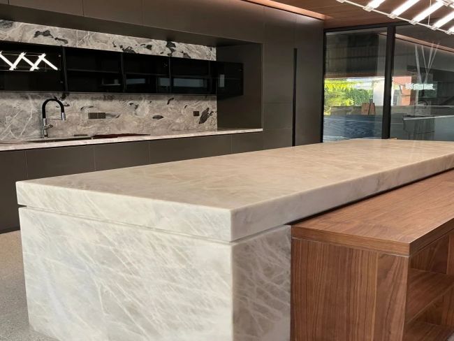 Discover the beauty and durability of Cristallo Quartzite for your countertops Discover the beauty and durability of Cristallo Quartzite for your countertops
