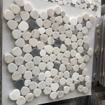 Mosaïque de galets et de marbres mélangés