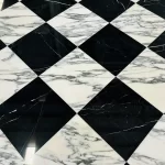 Sol en damier de marbre blanc et noir