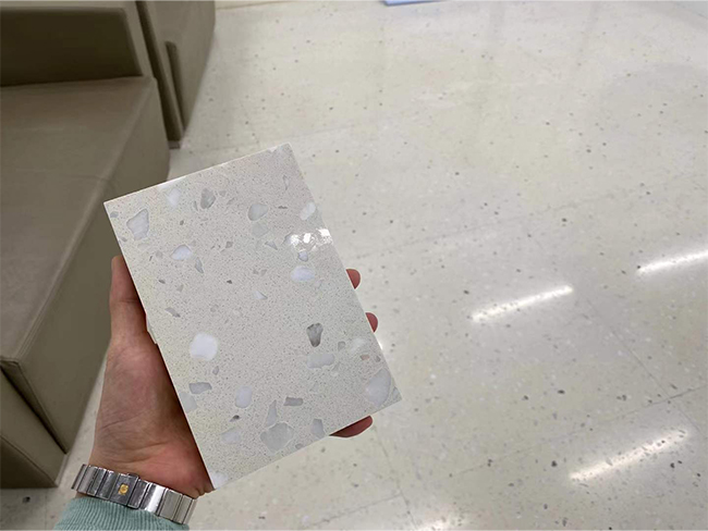 天然石骨材を使用したベージュテラゾー表面