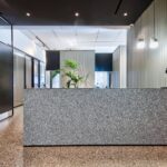 Modern Mutfak Projeleri için Beyaz Terrazzo Tezgahlar