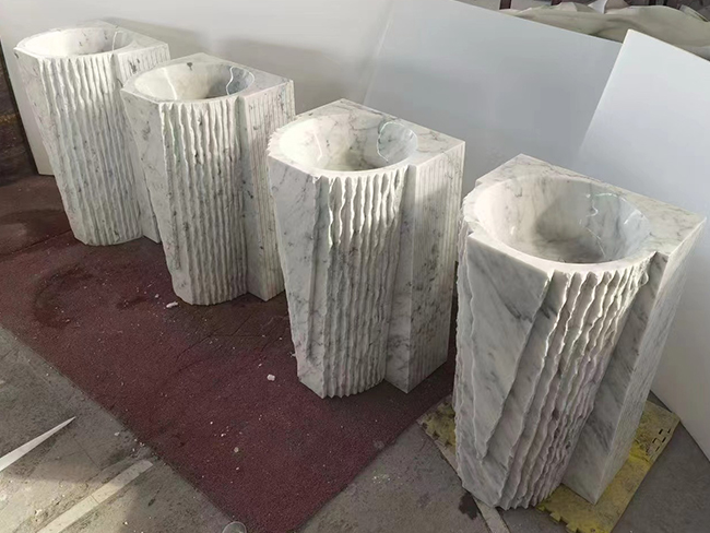 Pia cilíndrica pedestal em Mármore Branco Carrara com forma escultural