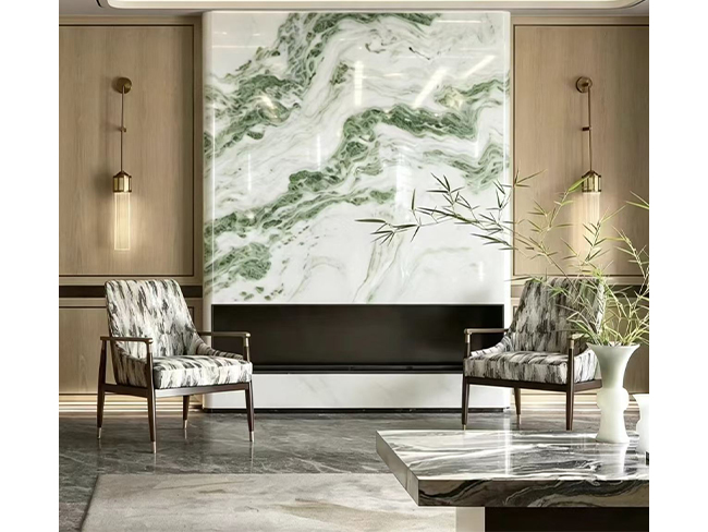 Büyük ölçekli doğal yeşil deseni gösteren Misty Green Mermer banyo özelliği duvarı