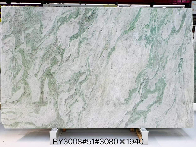Soluk beyaz zeminli ve akıcı adaçayı yeşili hareketiyle tam boy Misty Green Mermer levha