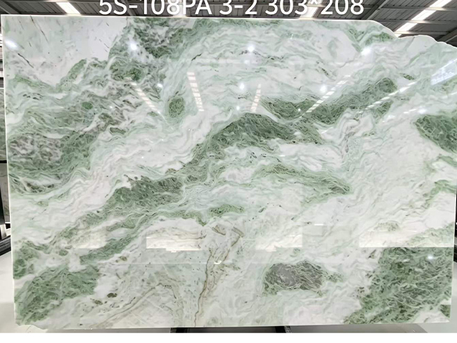 Beyaz adaçayı ve yeşim yeşili mineral hareketiyle doğal Misty Green Mermer levha dokusu