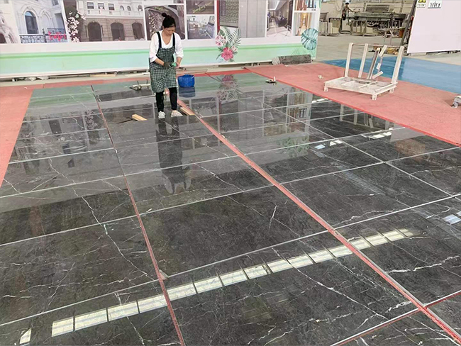 Fabbricazione di pannelli per pavimenti in marmo Wyndham Grey con posa a secco