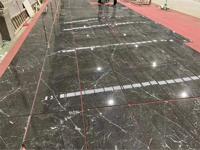 Posa a secco delle piastrelle in marmo Wyndham Grey prima dell'imballaggio
