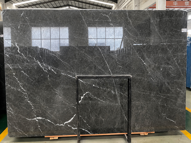 Lastre intere in marmo Wyndham Grey con sfondo grigio scuro e venature bianche fini