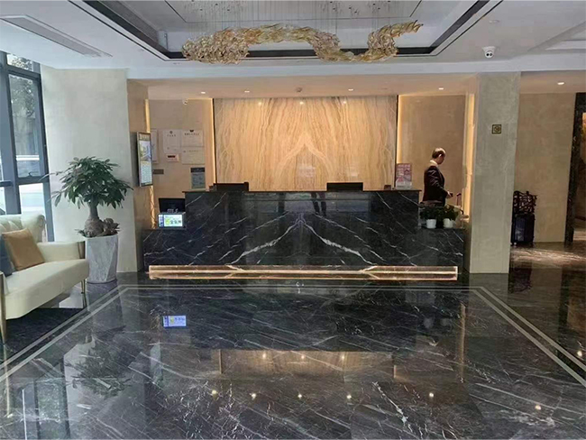 Bancone reception e applicazione murale in marmo Wyndham Grey