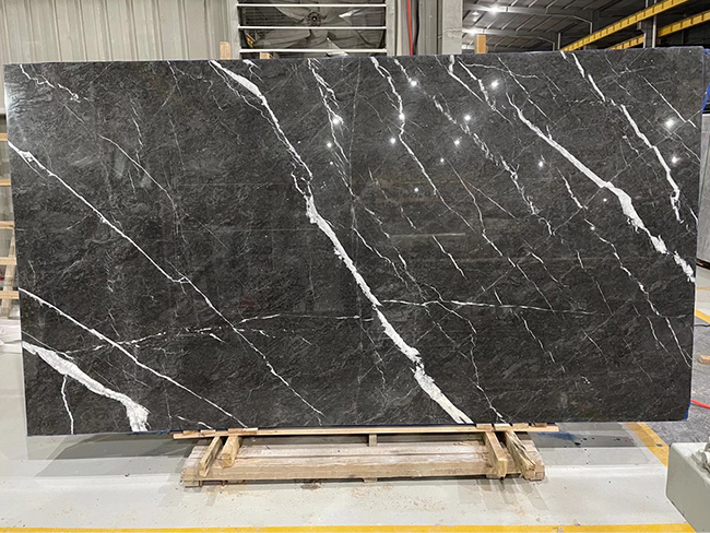 Lastra in marmo Wyndham Grey con fini venature bianche naturali