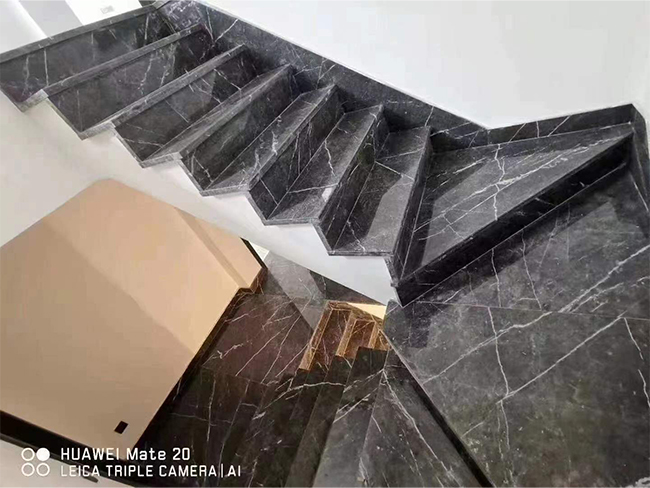 Componenti personalizzati per scale in marmo Wyndham Grey